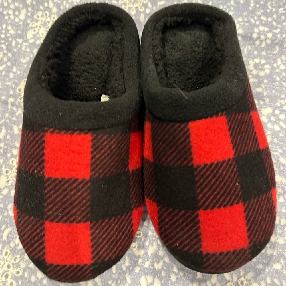 Cuddl Duds Kid’s Black Slippers